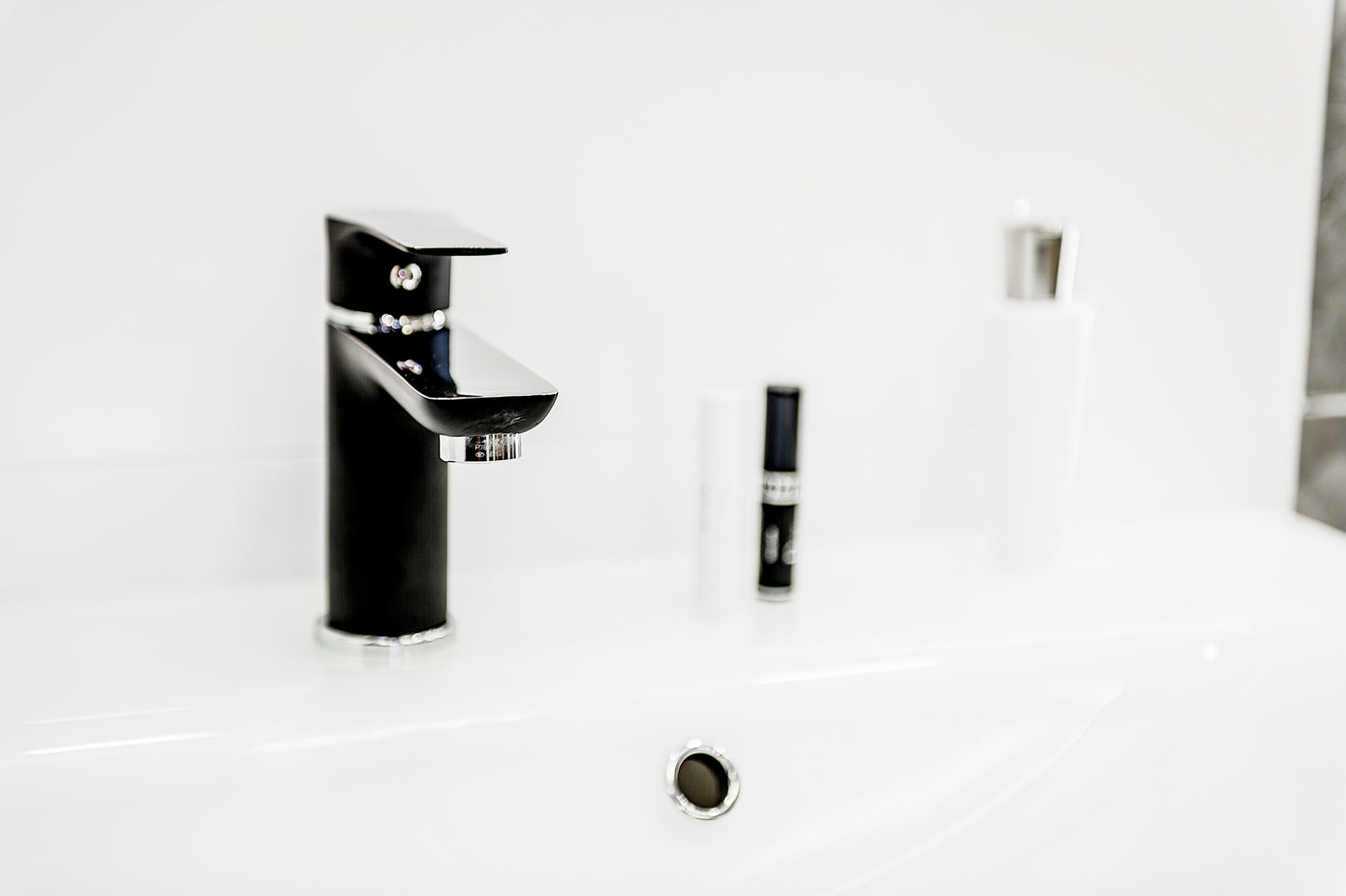 Alege Bateria Lavoar -&nbsp; Model LAVEO&nbsp; cu Ventil Click-Clack pentru a transforma complet aspectul și funcționalitatea băii tale. Aceasta oferă o combinație perfectă între estetică modernă și practicitate, fiind soluția ideală pentru cei care doresc să îmbine stilul cu eficiența. Disponibilă la un preț competitiv, această baterie reprezintă o investiție excelentă în confortul și frumusețea casei tale.